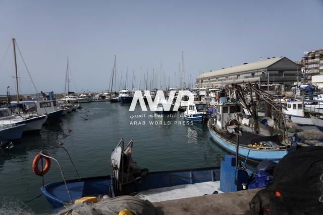 شواطئ تل أبيب في إسرائيل شبه خالية من السياح، حيث تواجه المرافق السياحية فيها منذ بداية الحرب في قطاع غزة وبفعل إطلاق الصواريخ عليها من لبنان تراجعاً في أعداد المصطافين (23 أبريل نيسان 2024)