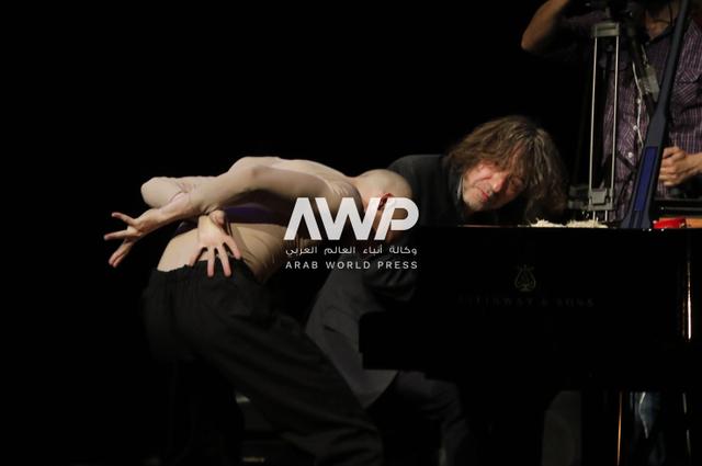 عازف الأورغن والبيانو الإيطالي ماريو مارياني (يمين) بصحبة راقص خلال عرض "ارتجالات" ضمن مهرجان موسيقي الأورغن على مسرح أوبرا دمشق في العاصمة السورية (23 أبريل نيسان 2024)