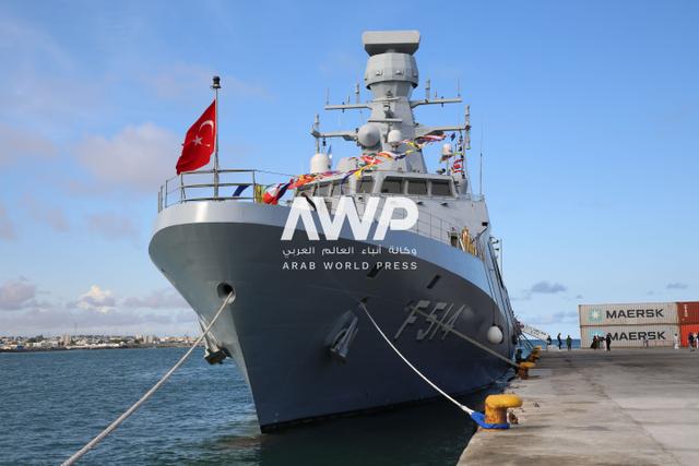 سفينة حربية تركية ترسو في ميناء مقديشو عقب وصولها بعد أكثر من شهرين من إبرام اتفاقية دفاعية اقتصادية مدتها 10 سنوات بين الصومال وتركيا (23 أبريل نيسان 2024)  