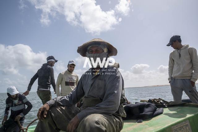 صيادون على متن قارب وسط بحيرة البردويل في محافظة شمال سيناء بشمال شرق مصر مع انطلاق موسم صيد السمك فيها وسط تفاؤل بإنتاج وفير هذا العام (27 أبريل نيسان 2024)