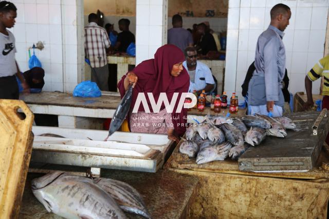 AWP - صومالية تعمل في مهنة تجارة الأسماك بسوق الميناء في العاصمة مقديشو ، حيث تسعى نساء عاملات في صيد وبيع الأسماك إلى كسر الصورة النمطية بمجتمع بلادهن من خلال خوضهن مهنة لم يعتد الصوماليون رؤية النسوة فيها (16 أبريل نيسان 2024)