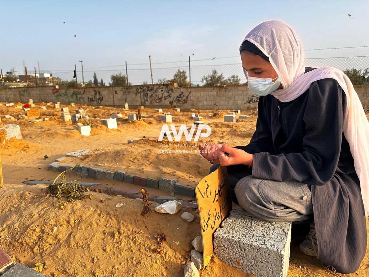 تهدئة محتملة بغزة قد تجبر شابة فلسطينية على نقل جثمان شقيقها من مقبرة حديثة في خان يونس