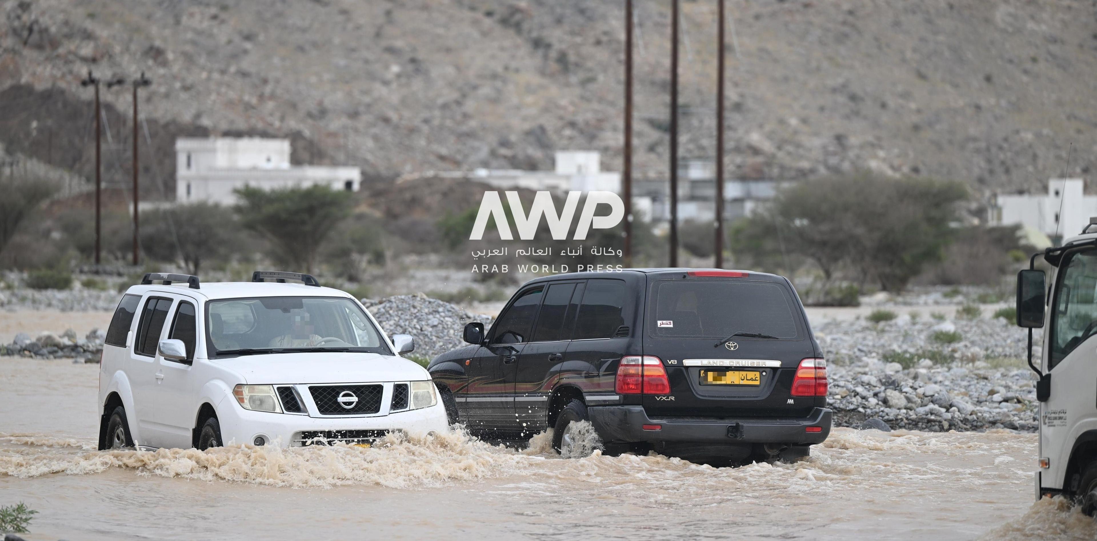 سلطنة عمان والإمارات تعلنان انتهاء موجة طقس سيء سببها منخفض جوي