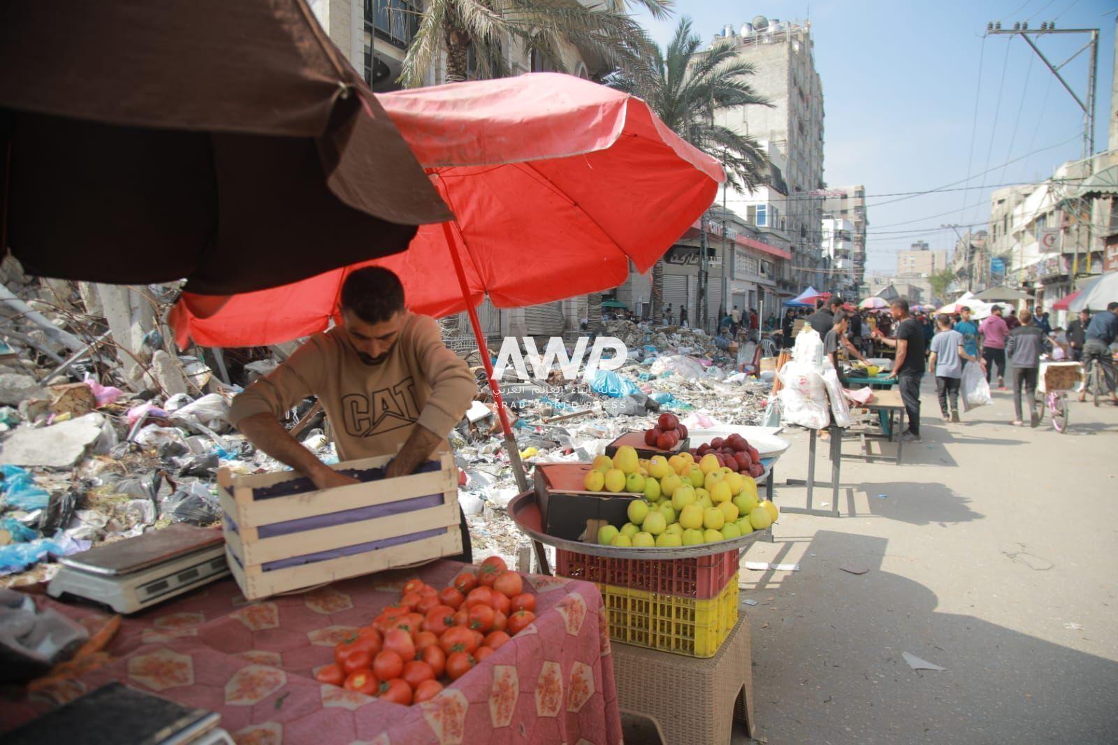 شح السيولة يعكر صفو الفرحة بعودة الأسواق في شمال قطاع غزة