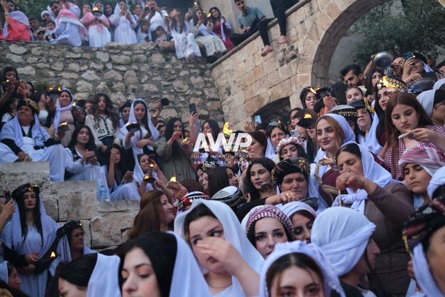 إيزيديون يحتفلون بحلول رأس السنة الجديدة في معبد لالش في قضاء سنجار بالعراق، والذي يعد أحد أبرز الأعياد الدينية لدى الطائفة الإيزيدية  (17 أبريل نيسان 2024)