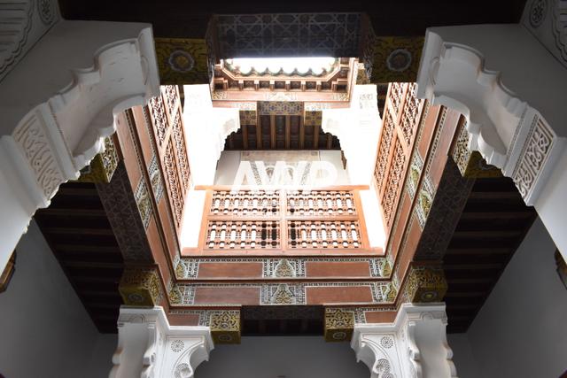 ملامح من العمارة الفريدة في مدرسة ابن يوسف في مدينة مراكش المغربية التي بنيت في القرن الرابع عشر الميلادي وتصنف كواحدة من أشهر مدارس المغرب العربي (5 أبريل نيسان 2024)