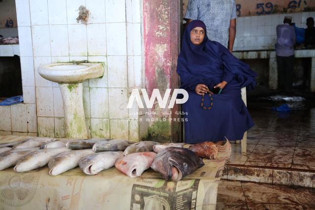 AWP - صومالية تجلس على كرسي في أحد متاجر سوق الميناء بمقديشو لبيع ما بحوزتها من الأسماك، حيث تسعى نساء عاملات في صيد وبيع الأسماك إلى كسر الصورة النمطية بمجتمع بلادهن من خلال خوضهن مهنة لم يعتد الصوماليون رؤية النسوة فيها (16 أبريل نيسان 2024)