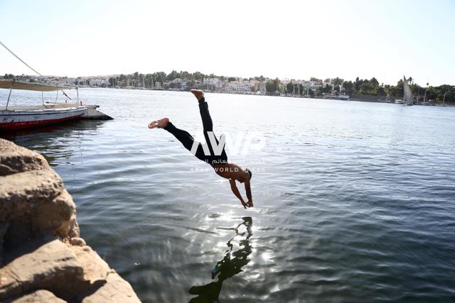 طفل مصري يقفز إلى مياه نهر النيل بأسوان في جنوب البلاد وسط موجة الحر الشديد التي تشهدها المدينة، حيث بلغت درجة الحرارة 42 مئوية (24 أبريل نيسان 2024)