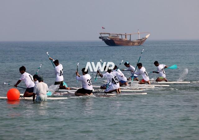 awp - متسابقون يتنافسون على قاربهم في أحد سباقات النسخة السابعة من مهرجان سباق دلما التاريخي الذي انطلق بتنظيم هيئة أبوظبي للتراث ونادي أبوظبي للرياضات البحرية، في جزيرة دلما بمنطقة الظفرة في العاصمة الإماراتية أبوظبي (26 ابريل نيسان 2024)