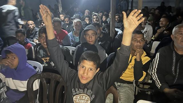 الصبي كريم مهنّا يبدو عليه الفرح أثناء متابعته مبارة لكرة القدم في مقهى بخان يونس في قطاع غزة. الاثنين، 22 أبريل نيسان 2024