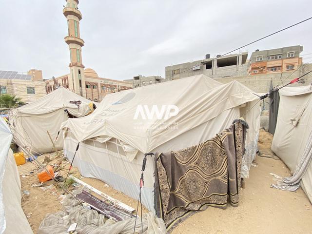 خيمة أسرة فلسطينية في رفح تستعد للنزوح من المدينة مع ازدياد الحديث عن عملية برية عسكرية إسرائيلية بها خلال الأيام المقبلة (25 أبريل نيسان 2024)