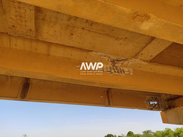 awp - تصدع في جسر مدينة نيالا في جنوب دارفور بالسودان بسبب الحرب، مما أثار مخاوف من انهياره وتعريض حياة الناس للخطر خاصة أنه الجسر الوحيد الذي يربط بين شمال وجنوب المدينة كما يربطها بالمدن والمحليات الجنوبية والغربية (17 أبريل نيسان 2024)