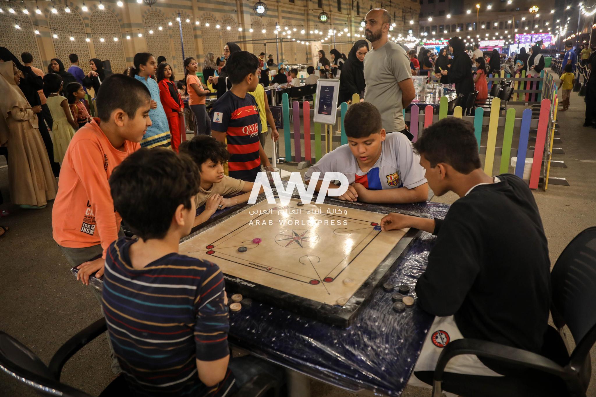 أطفال من أعمار مختلفة يستمتعون بألعاب ترفيهية ضمن فعالية "لمة رمضانية" في متحف الشارقة للحضارة الإسلامية بدولة الإمارات