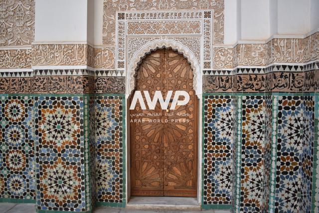 حوائط ملونة وباب خشبي مزخرف في مدرسة ابن يوسف في مدينة مراكش المغربية التي بنيت في القرن الرابع عشر الميلادي وتصنف كواحدة من أشهر مدارس المغرب العربي (5 أبريل نيسان 2024)