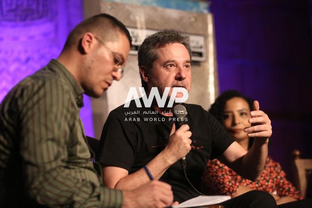  الكاتب البرازيلي إنريكي شنايدر (يمين) خلال مشاركته في ندوة "المدينة والحكاية" ضمن فعاليات مهرجان القاهرة الأدبي في مصر (24 أبريل نيسان 2024)