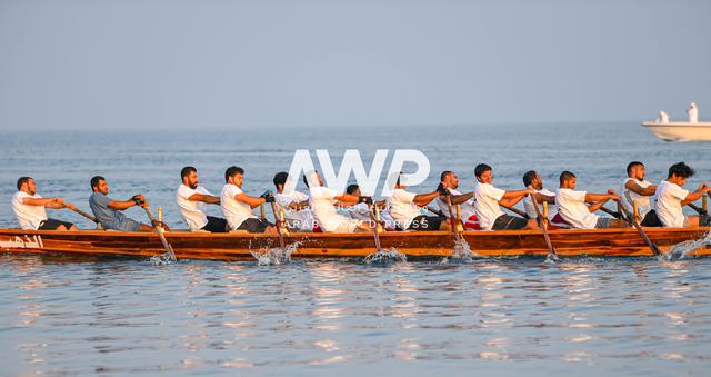 awp - متسابقون يتنافسون على قاربهم في أحد سباقات النسخة السابعة من مهرجان سباق دلما التاريخي الذي انطلق بتنظيم هيئة أبوظبي للتراث ونادي أبوظبي للرياضات البحرية، في جزيرة دلما بمنطقة الظفرة في العاصمة الإماراتية أبوظبي (26 ابريل نيسان 2024)