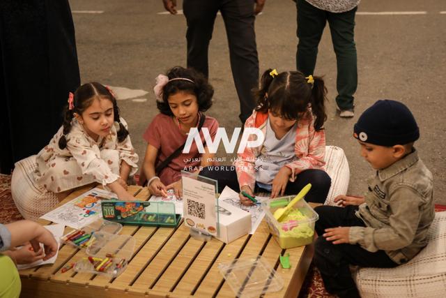 أطفال من أعمار مختلفة يستمتعون بألعاب ترفيهية ضمن فعالية "لمة رمضانية" في متحف الشارقة للحضارة الإسلامية بدولة الإمارات
