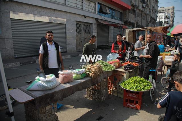  باعة في سوق ميدان فلسطين وسط مدينة غزة شمال القطاع، حيث عادت الحركة التجارية بشكل نسبي إلى السوق وسط مجاعة غير مسبوقة بين أهالي المدينة (17 نيسان أبريل 2024)