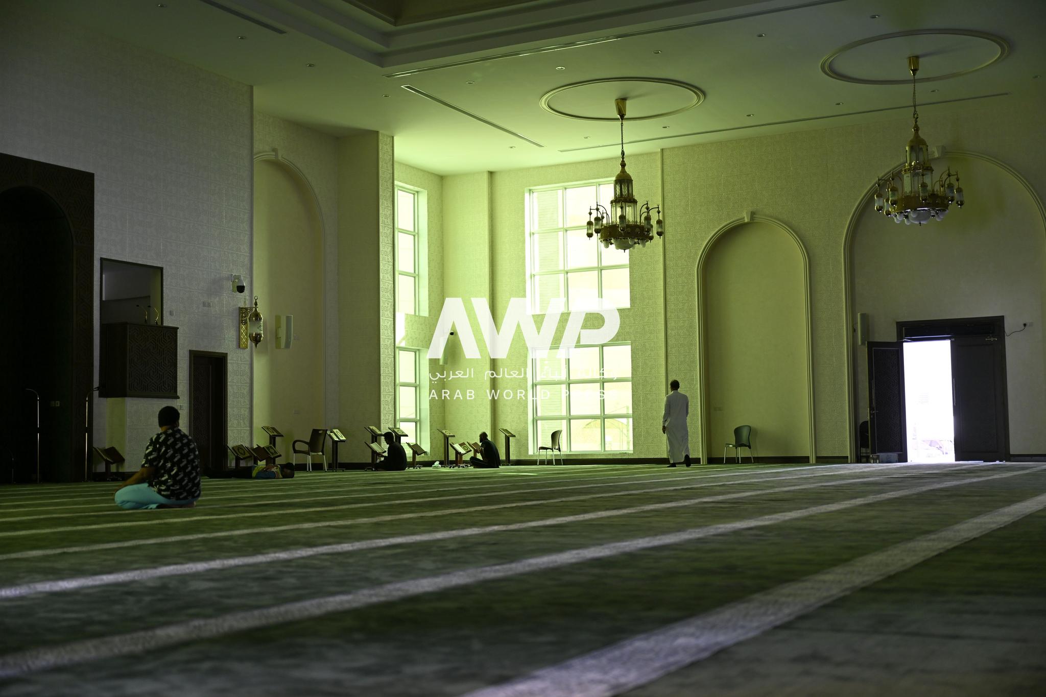 مصلون يأدون صلاتهم في "جامع المرحوم عبد العزيز عبد الله شربتلي" في مدينة جدة والذي يعد أول مسجد يُبنى بتقنية الطباعة ثلاثية الأبعاد في العالم. وأُنشئ الجامع الجديد بمبادرة من سيدة الأعمال السعودية وجنات محمد عبد الواحد