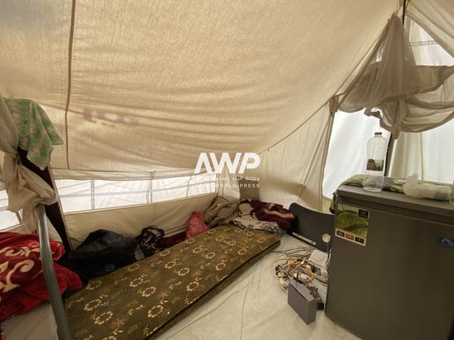 مقتنيات أسرة فلسطينية داخل خيمة في رفح جهزتها استعدادا للنزوح من المدينة مع ازدياد الحديث عن عملية برية عسكرية إسرائيلية بها خلال الأيام المقبلة (25 أبريل نيسان 2024)