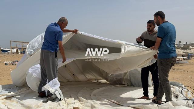 فلسطينيون يجهزون خيمة في مدينة خان يونس، حيث بدأت مؤسسات تجهيز مخيمات إيواء في المنطقة الممتدة بين خان يونس والنصيرات تحسبا لموجة جديدة من النازحين في ظل تهديد إسرائيلي باجتياح مدينة رفح جنوبي قطاع غزة (26 أبريل نيسان 2024)