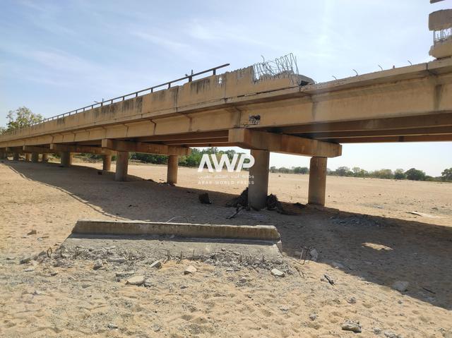 awp - تصدع في جسر مدينة نيالا في جنوب دارفور بالسودان بسبب الحرب، مما أثار مخاوف من انهياره وتعريض حياة الناس للخطر خاصة أنه الجسر الوحيد الذي يربط بين شمال وجنوب المدينة كما يربطها بالمدن والمحليات الجنوبية والغربية (17 أبريل نيسان 2024)