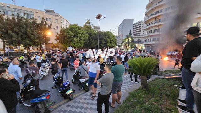 احتجاج في مدينة صيدا جنوب لبنان ضد قرار يمنع قيادة الدراجات النارية مؤقتا في المدينة (17 أبريل نيسان 2024)