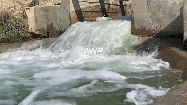 تدفق المياه في بحيرة سد ديالى بالعراق حيث عززت موجة الأمطار الأخيرة المخزون الاستراتيجي للمياه في السدود الأربعة العراقية وفق ما أكدت وزارة الموارد المائية (27 مارس آذار 2024)