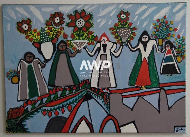 لوحة للمغربية زهرة أبو علي في منزلها بالعاصمة الرباط حيث لا تزال ترسم لوحات تعكس جذورها وعائلتها والأحداث التي عاشتها على مدار 95 عاما من عمرها (20 مارس آذار 2024)