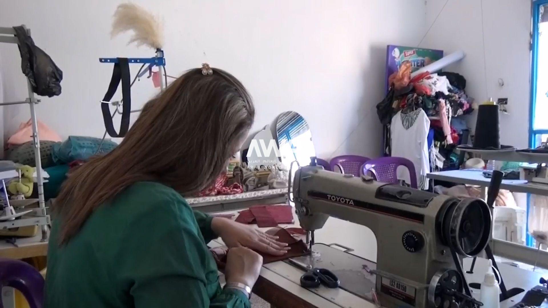 ماكينة الخياطة تستعيد مكانتها في البيوت السوريّة جرّاء الأزمة الاقتصادية